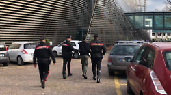 Calci, testate e minacce ai carabinieri: pomeriggio di follia, arrestato 23enne