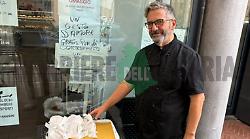 Arezzo,  bar regala panini ai poveri. A Saione sacchetti con il cibo gratis per chi non se lo può permettere. Angelo Borzi: "Chiedere il mangiare toglie la dignità"