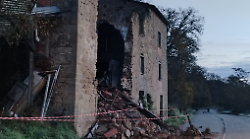 Il rudere a Pieve a Ranco sarà finalmente demolito lunedì 9 dicembre dopo un mese e mezzo di strada chiusa