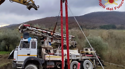 Casentino, betoniera finita fuori strada lungo la regionale 71 recuperata dai vigili del fuoco. Disagi per la viabilit&agrave;