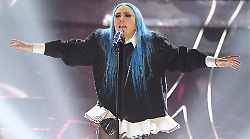 Loredana Bertè, la Fatina del rock: dalla scelta di tingere i capelli di blu alla piccola borsa a tracolla. Stasera in tv su Rai 1