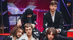 I Punkcake suonano la sveglia: "Ragazzi non vi fate indottrinare". Senza soldi ma voglia di libertà