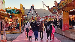 Luna park nella città in clima natalizio, una tradizione con nuovi giochi. Spazio alla solidarietà e messa del vescovo