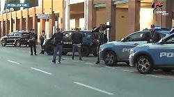Arezzo, il video dell'assalto all'azienda orafa: spaccano tutto e rubano. In manette due cittadini originari della Romania