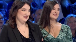 Affari tuoi, sfortunata la professoressa di francese: brucia i pacchi rossi e non trova la regione fortunata