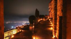 Anghiari spegne l'illuminazione pubblica e torna a lume di candela. Lo spettacolo nel centro storico