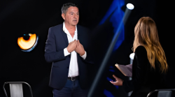 Pioggia di commenti contro Teo Mammuccari&nbsp;sui social: il conduttore ospite a Belve stasera in tv su Rai 2 si alza e va via