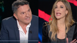 Selvaggia Lucarelli, bordate su Teo Mammucari: "Delfino spiaggiato abituato alle donne nelle teche". E anche Flavia Vento lo critica