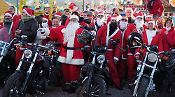 Arezzo, da piazza Guido Monaco al Prato giornata di festa con i Babbo Natale in Harley Davidson