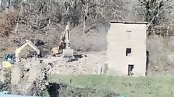Arezzo, demolita dopo due mesi la casa che bloccava la Senese Aretina a Pieve a Ranco