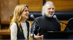 Stefano Bollani e Valentina Cenni, partner nella vita e in tv con La via dei matti n.0: dal colpo di fulmine in aeroporto al matrimonio