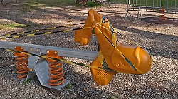 Castiglion Fiorentino, rompono e rubano un gioco per bambini al parco. Denunciati due minorenni. 
