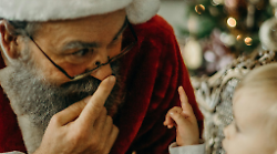 Arezzo, Babbo Natale in ospedale dai bambini malati. Consegna i regali scortato dai carabinieri
