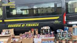 Nella cantina del condominio aveva 111 chili di fuochi d'artificio pericolosi e in casa cocaina: denunciato dalla Finanza