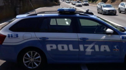 Cocaina per lo spaccio di Natale e soldi nascosti nel vano motore dell'auto: arrestato un 44enne in A1