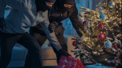 Ladri rubano i regali sotto l'albero di Natale, dopo la raffica di furti la gente attiva gruppo whatsapp: ronda social per difendersi