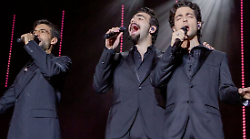 Il Volo a Verissimo per presentare il concerto di Natale, tutte le polemiche: dal dress code invernale in estate ai costi