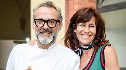 Massimo Bottura, lo chef campione e chi è la moglie Lara Gilmore. Il ristorante da favola Osteria Francescana e lo splendido progetto per i ragazzi con disturbo dello spettro autistico