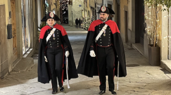Carabinieri in uniforme storica nel centro storico per prevenzione e prossimit&agrave;