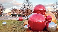 Arezzo, la rivincita di via Romana: addobbo sulla rotatoria, stop al maxi cantiere fino al 6 gennaio