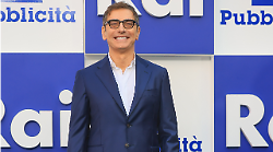 Marco Liorni chi è il conduttore dell'Anno che Verrà stasera in tv per il Capodanno di Rai 1: dalla carriera all'amore per la moglie Giovanna Astolfi