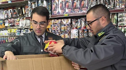 Sequestrati dalla Finanza oltre 300 chili di fuochi d'artificio nel negozio: non sicuri e potenzialmente pericolosi per la struttura