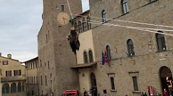 Arezzo, la Befana dei vigili del fuoco arriva alla Città del Natale: l'evento in piazza della Libertà