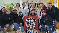 Arezzo, la Befana arriva in pediatria con i vigili del fuoco e i tifosi dell'Arezzo