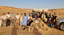 Visita degli amici al cippo che ricorda Fabrizio Meoni in Mauritania. Sabato 11 gennaio l'omaggio di Castiglion Fiorentino al campione scomparso nel 2005