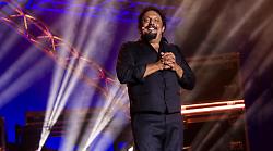 Ma... diamoci del tour! In Europa stasera in tv martedì 7 gennaio su Rai 2: un diario di viaggio dello spettacolo di Enrico Brignano