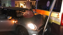 Con l'auto si schiantano su macchina e ambulanza in sosta, poi in 4 spariscono a piedi: episodio oscuro in centro