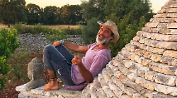Raz Degan, dall'infanzia nel Kibbutz in Israele alla vita nel trullo in Puglia insieme alla fidanzata Cindy Stuart 