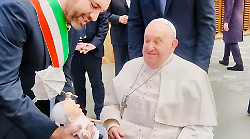 Papa Francesco riceve divertito la sua raffigurazione di cartapesta dalla città del Carnevale