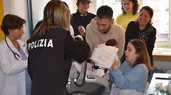 La gioia della mamma che riabbraccia la sua bimba rapita da finta infermiera. Ecco quanti minori spariscono in Italia ogni anno