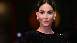 Paola di Benedetto festeggia i suoi 30 anni a Verissimo, chi è: la carriera tra tv e radio, il flirt con Rkomi e l'amore per Raoul Bellanova
