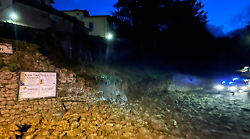 Crolla un muro lungo via Turati: paura a Bibbiena. Sassi e detriti sulla strada, nessun ferito