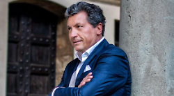 Il sindaco di Castiglion Fiorentino vieta le parole straniere alla sua amministrazione con tanto di delibera