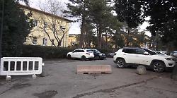 Arezzo, parcheggi impossibili a causa dei dissuasori. Problemi per i disabili. La Asl: "Soluzione imminente"