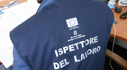Lavoratori in nero scoperti in azienda, erano nascosti nel bagno. Sospensione per l'attività e maxi sanzione
