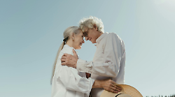 Amore lungo 50 anni, nozze d'oro per 77 coppie. La festa organizzata dal Comune