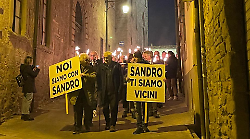 Arezzo, sparò e uccise il vicino che con una ruspa gli stava distruggendo casa: in 150 alla fiaccolata di solidarietà per Mugnai