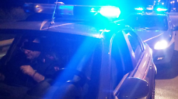 Donna dà in escandescenze e aggredisce i poliziotti: arrestata e processata