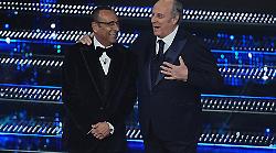 Gerry Scotti sul palco del Festival di Sanremo 2025: dalla relazione con l'ex moglie all'attuale compagna del conduttore 