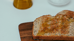 Pane olio ai figli dei genitori che non pagano la mensa scolastica: il Comune fa un passo indietro dopo la pioggia di polemiche