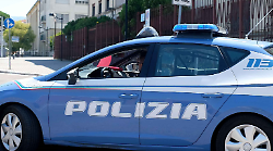 Sorpreso alla guida con una patente falsa, deve scontare una condanna a 6 anni. Mandato di cattura internazionale, arrestato dalla polizia stradale