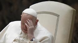 Papa Francesco ricoverato al Gemelli: "Normali accertamenti, proseguirà cure per bronchite"