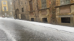 Arezzo, la grandine imbianca la città in pochi minuti. Le previsioni per oggi