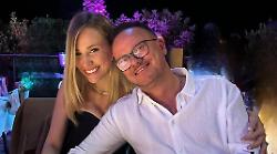 Gigi D'Alessio ha riscoperto l'amore con Denise Esposito. Chi è la fidanzata 26 anni più giovane: il primo incontro e i due figli insieme