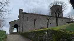 Badia Tedalda, iniziano i lavori alla chiesa e il parroco dice una preghiera bene augurante