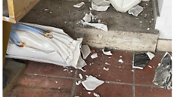 Vandali spaccano la statua della Madonna